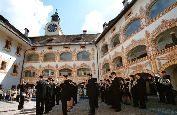  Medtem ko se je Občina v zadnjih letih ubadala s pridobivanjem 
vsemogočih  laskavih nazivov in pripravo papirnatih strategij, so 
mnogi problemi občanov zbežali mimo nje. Celo z z Unescovo 
zaščito pedantno obnovljeno   živosrebrno dediščino v geološko 
izjemnemu okolju ne vedo kaj početi.