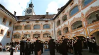  Medtem ko se je Občina v zadnjih letih ubadala s pridobivanjem 
vsemogočih  laskavih nazivov in pripravo papirnatih strategij, so 
mnogi problemi občanov zbežali mimo nje. Celo z z Unescovo 
zaščito pedantno obnovljeno   živosrebrno dediščino v geološko 
izjemnemu okolju ne vedo kaj početi.