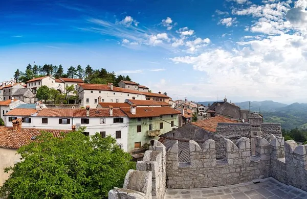 V zadnjih štirih letih je, tudi po zaslugi zdaj že bivšega župana,   grad 
Štanjel doživel celovito prenovo.