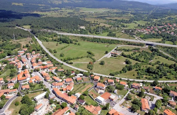 V  prvih občinskih mandatih  so v Divači omogočili gradnjo več 
stanovanjskih sosesk. Te so dolgo samevale, a glavnina je v 
zadnjem letu ali dveh vendarle dobila stanovalce in tudi zaradi 
njih bodo morali v Divači širiti osnovno šolo.