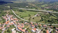 V  prvih občinskih mandatih  so v Divači omogočili gradnjo več 
stanovanjskih sosesk. Te so dolgo samevale, a glavnina je v 
zadnjem letu ali dveh vendarle dobila stanovalce in tudi zaradi 
njih bodo morali v Divači širiti osnovno šolo.