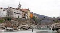 Občina Kanal ob Soči še danes ni povsem rešila težav z oskrbo z 
vodo, ki jo tam ljudje dobivajo iz številih malih in zato težje 
obvladljivih virov. Vendar pa temeljno vprašanje ostaja odnos med 
občino in Salonitom, sploh zato, ker  podjetje vpliva na okolje.