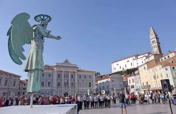 Domačini se zaradi težke dostopnosti in visokih cen nepremičnin 
vse bolj umikajo iz mesta, ki ga prepuščajo pretežno vikendašem 
in turistom.