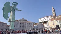 Domačini se zaradi težke dostopnosti in visokih cen nepremičnin 
vse bolj umikajo iz mesta, ki ga prepuščajo pretežno vikendašem 
in turistom.