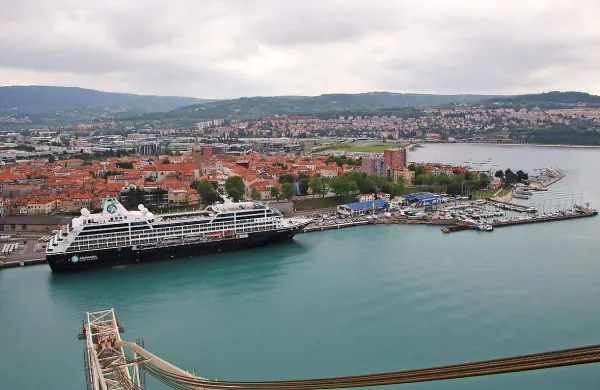 Obisk ladij in turistov, ki križarijo z njimi, se je še povečal. Športni 
turizem naj bi zaživel tudi z bazenom in športnim parkom tik ob 
promenadi, a sta se tudi ta dva projekta srečevala z nemalo 
gradbenimi težavami.