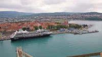 Obisk ladij in turistov, ki križarijo z njimi, se je še povečal. Športni 
turizem naj bi zaživel tudi z bazenom in športnim parkom tik ob 
promenadi, a sta se tudi ta dva projekta srečevala z nemalo 
gradbenimi težavami.