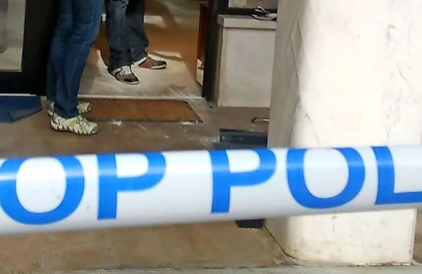 Policisti so v trgovini zalotili vlomilca, ilegalnega prebežnika in  ga 
pridržali.