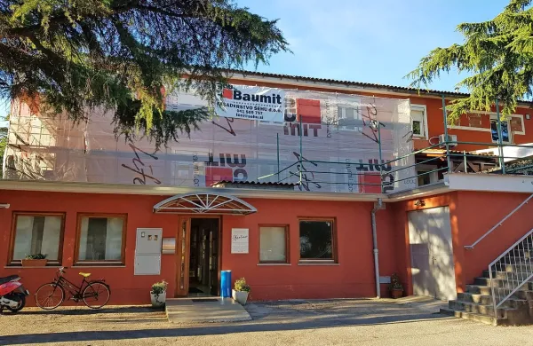 Dnevno delovni terapevtski center Barčica ostaja v pritličju stavbe 
v Prisojah, v nadstropje pa se bodo preselili administrativni 
oddelki Centra za socialno delo Južna Primorska.   