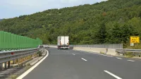 Med viaduktoma Podgrič in Barnica bodo s pilotno steno sanirali 
plazovito območje.