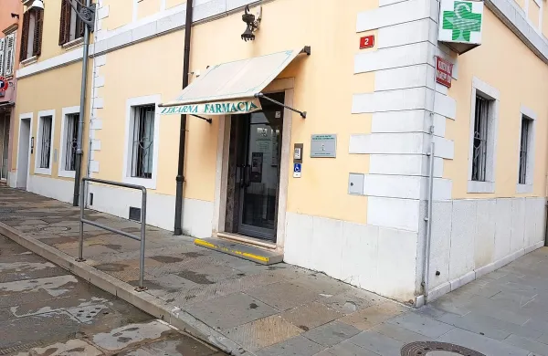 Za osebe z gibalnimi težavami, starejše s hoduljami in mamice z 
vozički je notranjost lekarne na Titovem Trgu v Kopru nedostopna.
