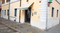 Za osebe z gibalnimi težavami, starejše s hoduljami in mamice z 
vozički je notranjost lekarne na Titovem Trgu v Kopru nedostopna.