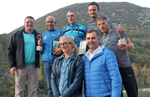 Najboljši skupaj z organizatorji pod Sabotinom: zadaj stojijo Uroš Jug (dir. JZ za šport N. Gorica), 
srebrni Simon Strnad, zlati Sebastjan Zarnik, organizator Miha Repič in bronasti Giorgio Turel; 
spredaj sta podžupanja Ana Zavrtanik Ugrin in predsednik ŠZ Nova  Gorica Miran Mülner.