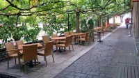 

Pred enim letom je tedaj 44-letni domačin pred restavracijo na 
Delpinovi ulici pograbil ženski torbici in zbežal, zato se bo 
zagovarjal zaradi roparske tatvine.