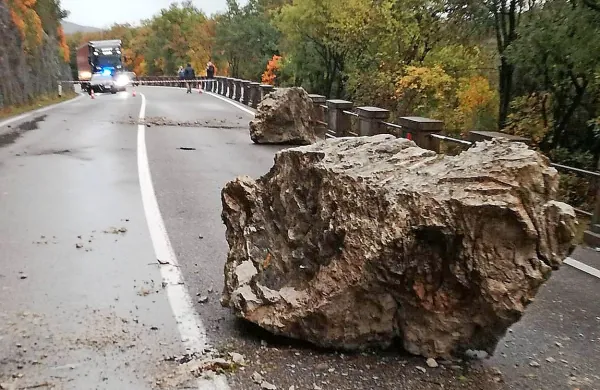 Kljub nevarnosti padanja nekaj ton težkih gmot na glavno 
prometno žilo od Gorice proti Trstu je Anas kazal nekakšen odpor  
do zapiranja ceste.