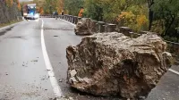 Kljub nevarnosti padanja nekaj ton težkih gmot na glavno 
prometno žilo od Gorice proti Trstu je Anas kazal nekakšen odpor  
do zapiranja ceste.
