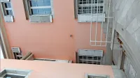 V staro občinsko stavbo v Sežani se lahko občani na vozičku 
pripeljejo po klančini, ki vodi do  stranskega vhoda (za belo 
ograjo).