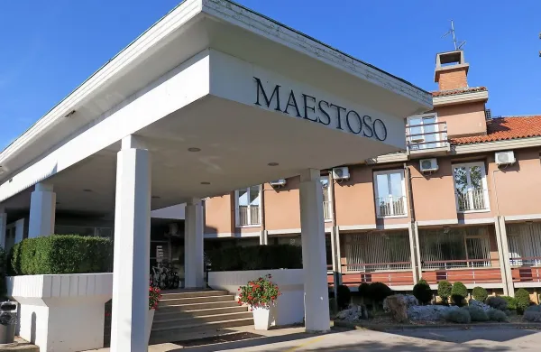 Hotel Maestoso je bil zgrajen v 70. letih prejšnjega stoletja. V 
hotelskem kompleksu je tudi bazen, ki je že dolgo časa zapuščen.