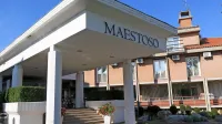 Hotel Maestoso je bil zgrajen v 70. letih prejšnjega stoletja. V 
hotelskem kompleksu je tudi bazen, ki je že dolgo časa zapuščen.