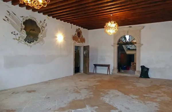 Za  avlo Besenghijeve palače, polno  madežev na stenah  in po tleh, 
se zdi, da je po obnovi  v slabši kondiciji, kot je bila pred njo.   