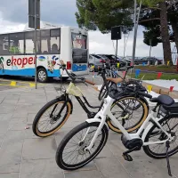 Po mestnem središču bodo v prihodnje vozili štirje električni 
minibusi, občani pa se bodo lahko prevažali z električnimi 
kolesi. 