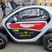 Štiri električna vozila renault Twizy je mogoče do petka preskusiti 
brezplačno.