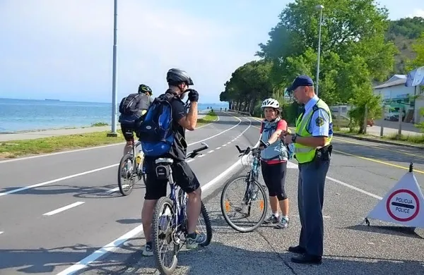 Spomladi so policisti skupaj z izolskimi redarji med večjo preventivno akcijo kolesarjem razdelili zgoščenke in jih seznanili s 
pravilno razvrstitvijo na obalni cesti. 