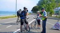 Spomladi so policisti skupaj z izolskimi redarji med večjo preventivno akcijo kolesarjem razdelili zgoščenke in jih seznanili s 
pravilno razvrstitvijo na obalni cesti. 