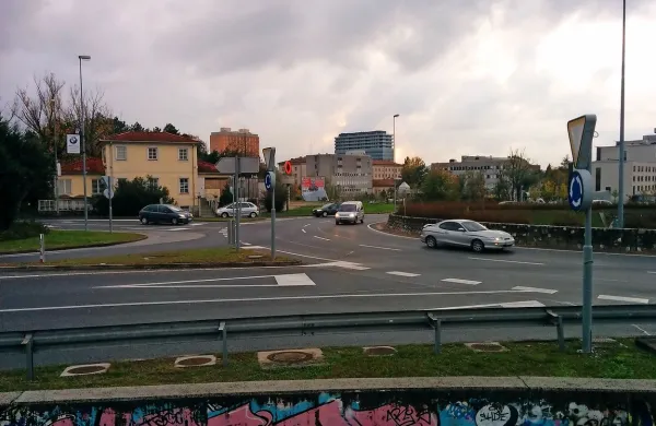 V krožnem krožišču pri Gonzagi je pred več kot dvema tednoma 
57-letnik iz okolice Tolmina povzročil nesrečo, nato pa pobegnil. 