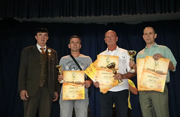 Vodja projekta mednarodnega ocenjevanja medu v Vipavi Aleš 
Rodman s prvaki vrst.