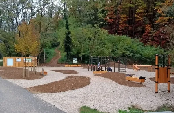 Sodobna vadbena jasa ob vstopu v Panovec se lepo vključuje v 
mestni gozd in obenem preprečuje parkiranje. 