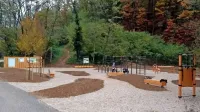 Sodobna vadbena jasa ob vstopu v Panovec se lepo vključuje v 
mestni gozd in obenem preprečuje parkiranje. 