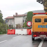 Promet v teh dneh poteka po obvozih.