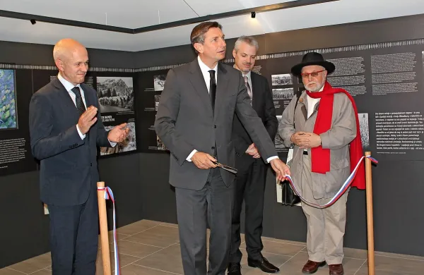 Razstavo je odprl predsednik Borut Pahor v družbi (z leve) Janka 
Boštjančiča, Roberta Smrdelja in Evgena Bavčarja. 