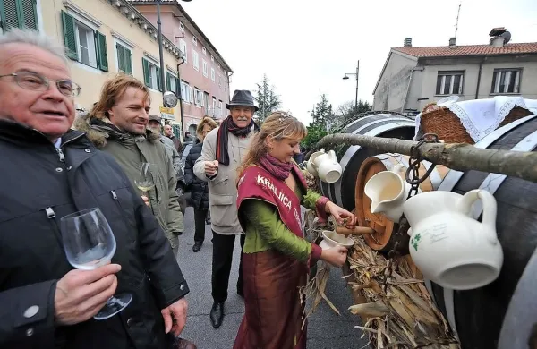 Ta konec tedna bo živahno tudi v zamejstvu. Tradicionalno martinovanje na Proseku, kamor so s 
furengo pripeljali mlado vino že minuli konec tedna,  bo svoj vrhunec doseglo v nedeljo. 