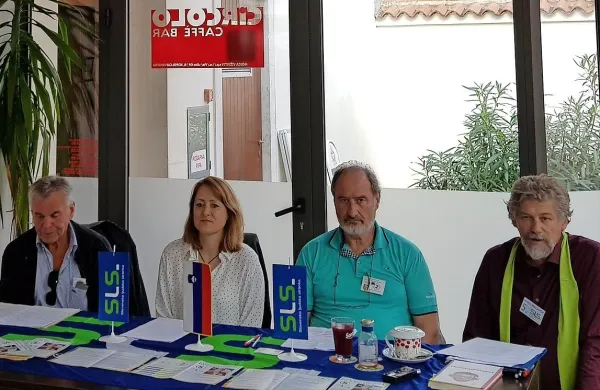 Županski kandidat SLS Nevio Miklavčič (z desne), ob njem pa še 
nosilec liste za občinski svet Branko Čehovin, Vesna Starman in 
Jožef Klabjan.