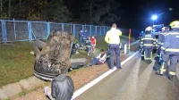 Po nesreči so pretreseni in prestrašeni begunci obsedeli ob  
prevrnjenem citroenu, s katerim je voznik bežal pred policisti po 
avtocesti.