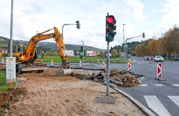 Promet na glavni državni cesti, ki jo je lani izven poletne sezone     prevozilo po  8959 vozil dnevno,  bo oviran najmanj do 20.  decembra. 