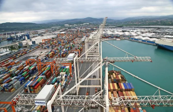 Celotna naložba v podaljšanje operativne obale in izgradnjo 
zalednih skladiščnih površin na južni polovici pomola naj bi po 
sedanjih ocenah sklenili v začetku leta 2021.