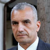 Gregor Strmčnik zahteva javno opravičilo in odškodnino.