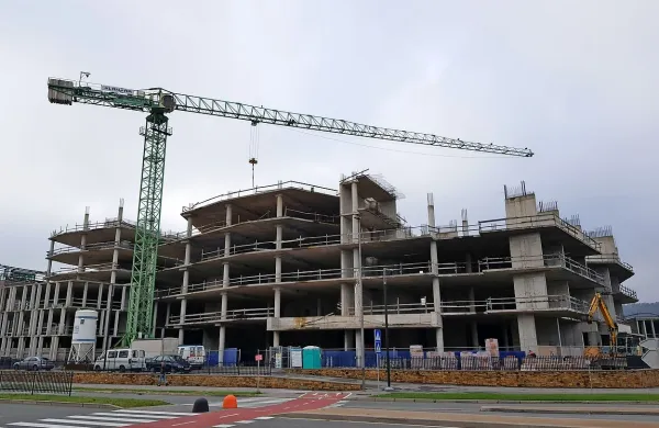Grafist je na občinski dražbi za 4000 kvadratnih metrov  nedokončanih poslovnih prostorov v objektu Solis na Bonifiki odštel 
1,8 milijona evrov. 