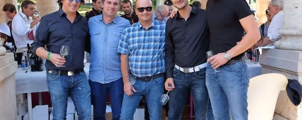 Na osrednji predstavitvi vodnika Slow Wine v Montecatini Terme v
Toskani so bili tudi (z leve): Marjan Simčič, Primož Lavrenčič
(Burja), Borut Blažič, Martin Gruzovin (Guerila) in Lan Kristančič
(Movia).