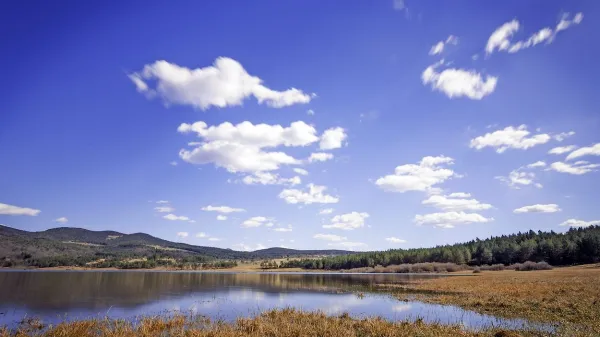 Palško jezero je le eno izmed vodnih pojavov, ki tvorijo enkratno 
hidrološko mrežo Klasičnega krasa.