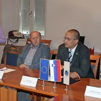Ob robu podpisa sporazuma so o pomenu kandidature Klasičnega 
krasa za vpis na Unescov seznam spregovorili (z leve): koordinatorka kandidature Rosana Cerkvenik, krasoslovec dr. Andrej 
Mihevc, minister Jure Leben in direktorica Urada za Unesco 
Marjutka Hafner. 