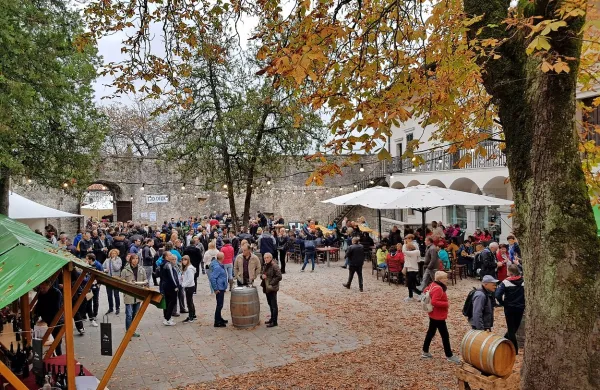 Ponudnika vina, domačih jedi in  izdelkov so napolnili grajsko 
dvorišče v  Štanjelu.