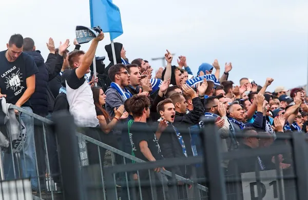 Skupina izolskih Ribarov je tudi na koprskem stadionu pokazala, 
kaj pomeni navijati za svoj klub.