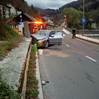 Avto s petimi mladimi se je dobesedno zaril v vogal betonskega 
podpornega zidu.