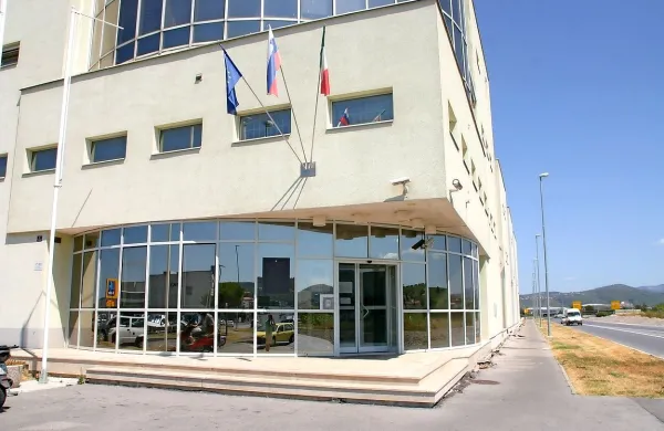 Zaradi očitno donosnega nezakonitega prevažanja ilegalnih prebežnikov proti Italiji koprski zapor poka po šivih.