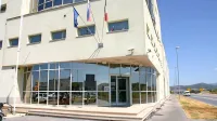 Zaradi očitno donosnega nezakonitega prevažanja ilegalnih prebežnikov proti Italiji koprski zapor poka po šivih.
