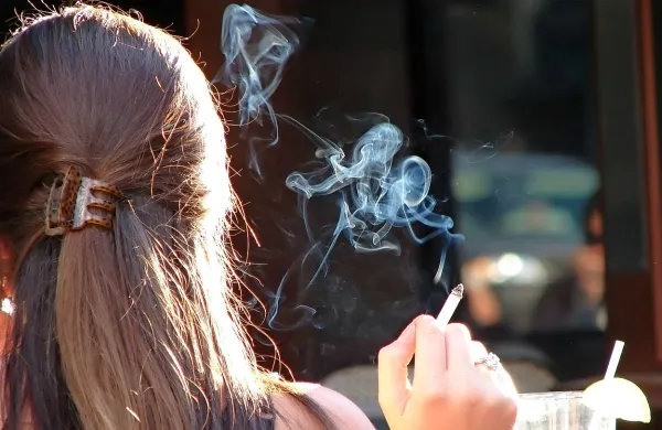 Slovenski najstniki vse mlajši začnejo kaditi tobak, konopljo in piti 
alkohol. 