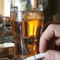 Vse več najstnikov kombinira  tobak, kanabis in alkohol. 